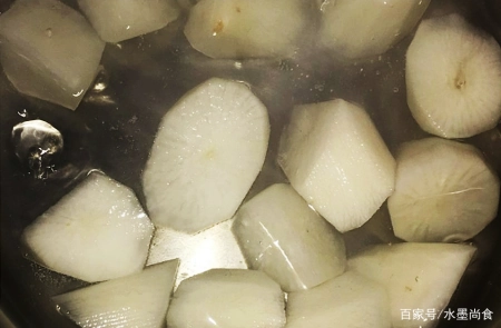 白萝卜炖汤好吃有诀窍，多加这1步1料，萝卜鲜甜透亮无异味，真香(白萝卜的炖汤的做法视频教程)